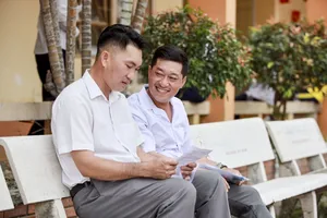 Chuyện chưa kể về đôi bạn cùng dự thi tốt nghiệp THPT ở tuổi 40