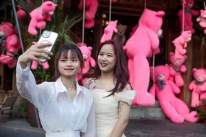 'Vương quốc gấu bông' nhượm hồng một góc phố ở TP.HCM