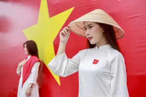 Người trẻ TP.HCM bắt trend 'săn' khoảnh khắc hướng về Quốc khánh 2-9