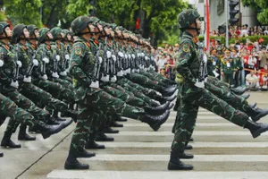 Đoàn chiến sĩ diễu binh A80 đi giữa lòng nhân dân