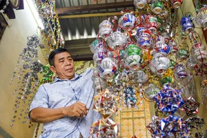 ‘Phù thủy vỏ lon’ và những chiếc đèn lồng đèn Trung thu tiền triệu