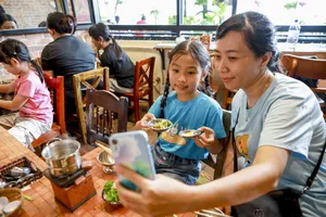 Thích thú với quán cà phê ở TP.HCM cho khách tự nấu ăn ngay tại chỗ