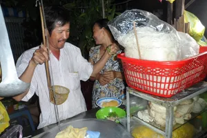 'Hôm nay tôi phải về sớm để đưa bà ấy đi xem bắn pháo hoa'