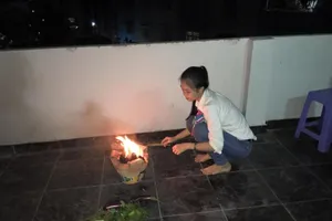 Hoa khôi Phương Thảo dùng bữa với người lạ