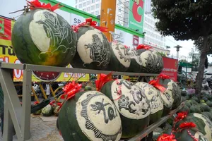 Nghề khắc... dưa hấu Tết kiếm bạc triệu ở Sài Gòn