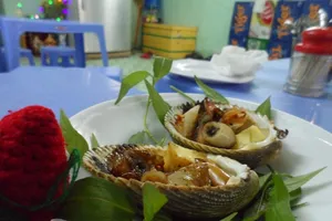 Đầu năm chen bẹp ruột đi ăn ốc Xóm Chiếu