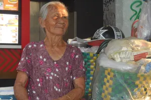 Hạnh phúc bình dị của cụ bà U90 nói được bốn ngoại ngữ