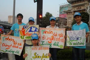 Bảng hiệu dễ thương xuống đường hưởng ứng Giờ Trái đất