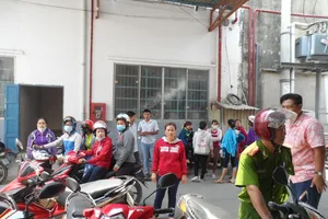 Công nhân mệt mỏi đợi trả tiền nợ lương, bảo hiểm