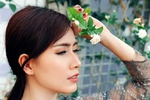 Ngắm Phan Thị Mơ quyến rũ, mong manh trong nắng chiều