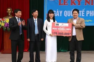 Nữ sinh bắt chước 7 thứ tiếng lập cú đúp đậu hai trường Đại học