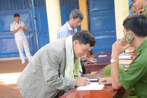 'Con bảo đợi bố thụ án về mới lập gia đình'