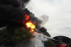 Chữa cháy hay đốt cả tòa nhà?