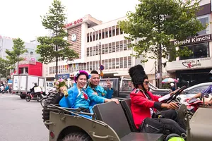 DJ Wang Trần chơi sốc khi rước dâu bằng dàn mô tô cổ