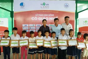 'Má bảo, có học bổng rồi thì đi học thôi!'