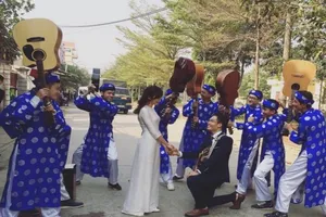 Cầm guitar hát 'Ông bà anh' đi đón dâu đốn tim nhà gái