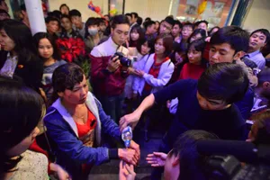 Đêm Noel, cô gái bị bỏng tay vì nổ bóng bay