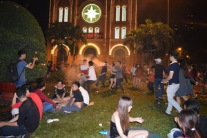 Sau đêm Noel, nhà thờ Đức Bà tràn ngập rác