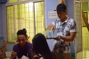 Thăm 'hot boy trà sữa' đại náo Thách thức danh hài