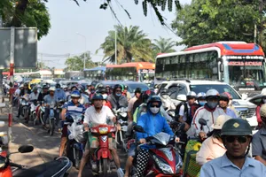 Nghẹt thở chen chân về bến xe miền Đông