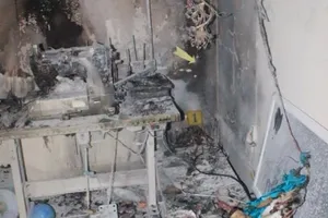 Hai cha con ngủ dậy mới biết nhà mình vừa... bị cháy