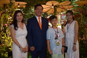 Dân nô nức về đường hoa Nguyễn Huệ ngay đêm khai mạc