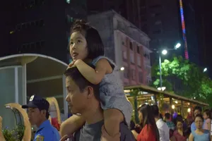 Chùm ảnh: Dân nô nức về đường hoa Nguyễn Huệ 