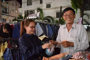 Chật vật chen chân đi chợ Hạnh Thông Tây ngày cuối năm