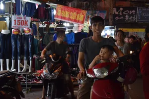 Clip chợ Hạnh Thông Tây vẫn nhộn nhịp ngày cuối năm