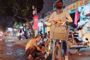 Ngày 30 Tết tự đập hoa vì giá rẻ: Trách ai bây giờ!