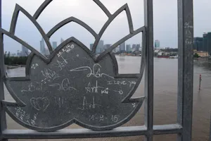 Viết, vẽ nham nhở lên cầu Thủ Thiêm 2: Hết chỗ nói!