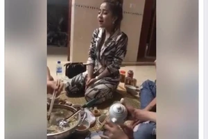 Cô gái xứ Nghệ chối uống rượu bằng hát ví dặm cực ngọt