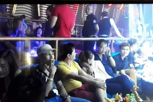 Nhiều dân chơi phê ma túy trong quán bar giữa Sài Gòn