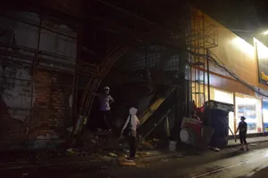 Cháy gara cũ, dân phá rào xông vào dập lửa