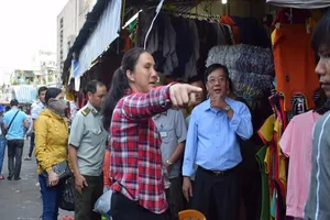 Tiểu thương Tân Bình sắm bình chữa cháy để... trang trí