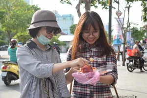 Nữ sinh bị tạt axit đi Thái Lan điều trị đã trở về 