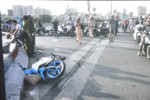 Đâm vào cầu Nguyễn Văn Cừ, một thanh niên tử vong
