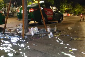 Lễ xong, rác đầy phố đi bộ Nguyễn Huệ