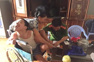  Nghệ An: Công an đến nhà làm CMND cho người bệnh