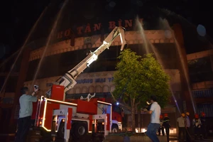 Hơn 200 tiểu thương chợ Tân Bình diễn tập chữa cháy 