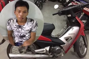 Nhậu say lăn quay ra vỉa hè ngủ, bị trộm 'thó' xe máy 