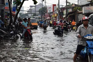 Ngập nặng đường hóa sông, hàng trăm xe chết máy la liệt