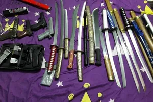 Đặc nhiệm bắt kho vũ khí khủng trong rừng 