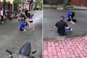 Điều tra clip nữ sinh bị đánh bằng mũ bảo hiểm