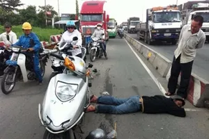 Muốn làm người tốt lắm mà sợ làm ơn mắc oán