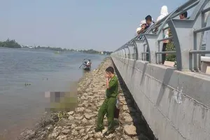 Thi thể một nam giới trôi trên sông Sài Gòn