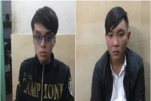 Hình sự bắt 2 người thủ súng đạn đi đòi nợ