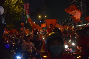 Bị đụng xe vẫn cười vì… người đụng hô 'Việt Nam vô địch'