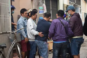 Tên cướp gài điện,tử thủ trong nhà dân ở quận Tân Bình 