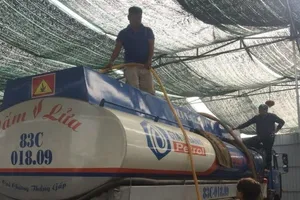 Đường dây rút ruột xăng dầu sau cánh cửa kho không số